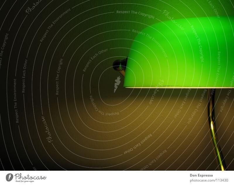 Grünes Licht! Poker Möbel Lampe Schreibtisch Arbeit & Erwerbstätigkeit Arbeitsplatz gold grün gemütlich spät Bankerlampe Abend Nacht Schatten
