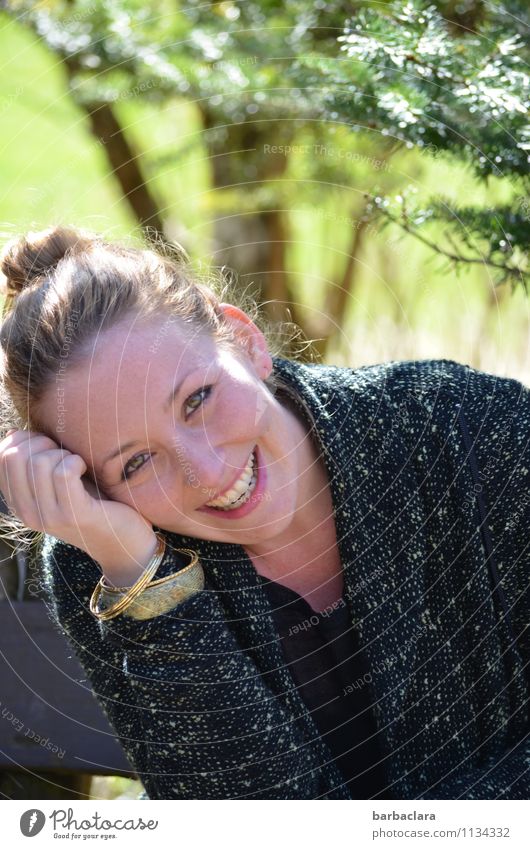 Endlich draußen sitzen Mensch Frau Erwachsene 1 Frühling Schönes Wetter Baum Park Wald Jacke Schmuck blond Zopf U-Bahnbank lachen Fröhlichkeit Glück schön grün