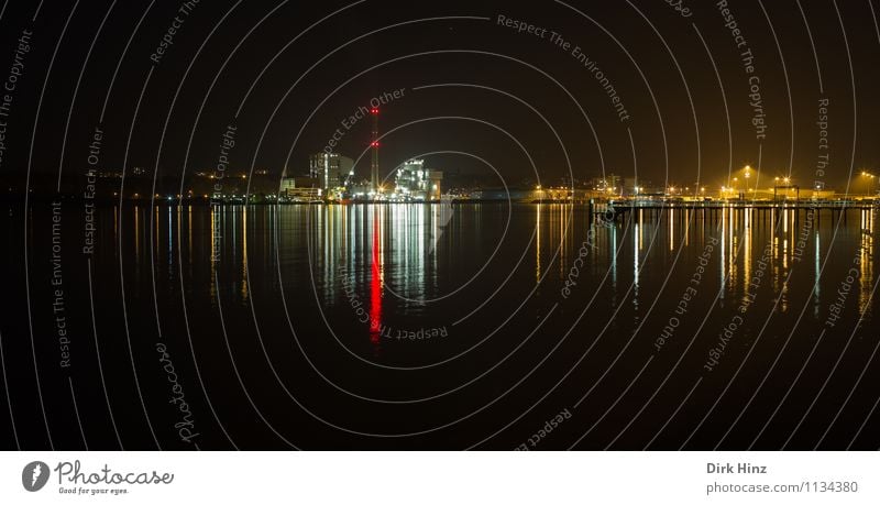 Nightlights / Kiel Technik & Technologie Fortschritt Zukunft Industrie Wasser Horizont Stadt Skyline Industrieanlage Hafen Schornstein außergewöhnlich maritim