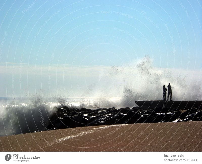 am Strand von Swakopmund Namibia Afrika Meer Gischt Wellen Horizont Atlantik Ferne Fernweh Sehnsucht Außenaufnahme Küste Landschaft Himmel Freiheit