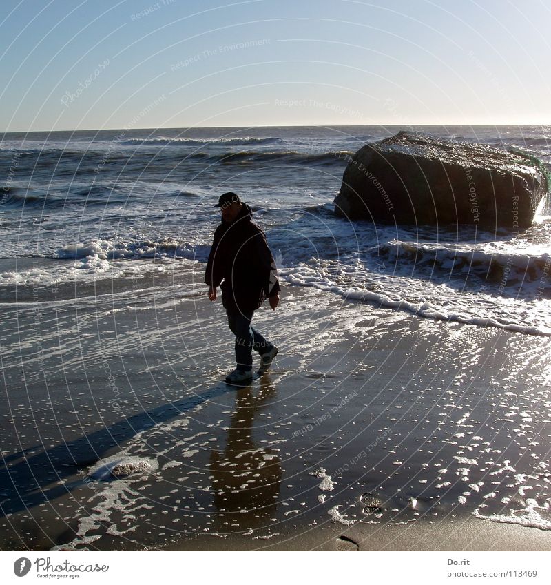 Papa on tour Ferien & Urlaub & Reisen Reflexion & Spiegelung weiß dunkel Strand Küste Wellen Schaum nass Mann Spaziergang wandern Sommer Nordsee Felsen