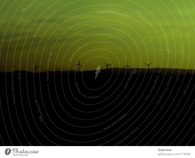 grüüüner Wind Abenddämmerung Wolken grün Horizont Feld schwarz Panorama (Aussicht) Luftverkehr Himmel Windkraftanlage Berliner Fernsehturm Berge u. Gebirge