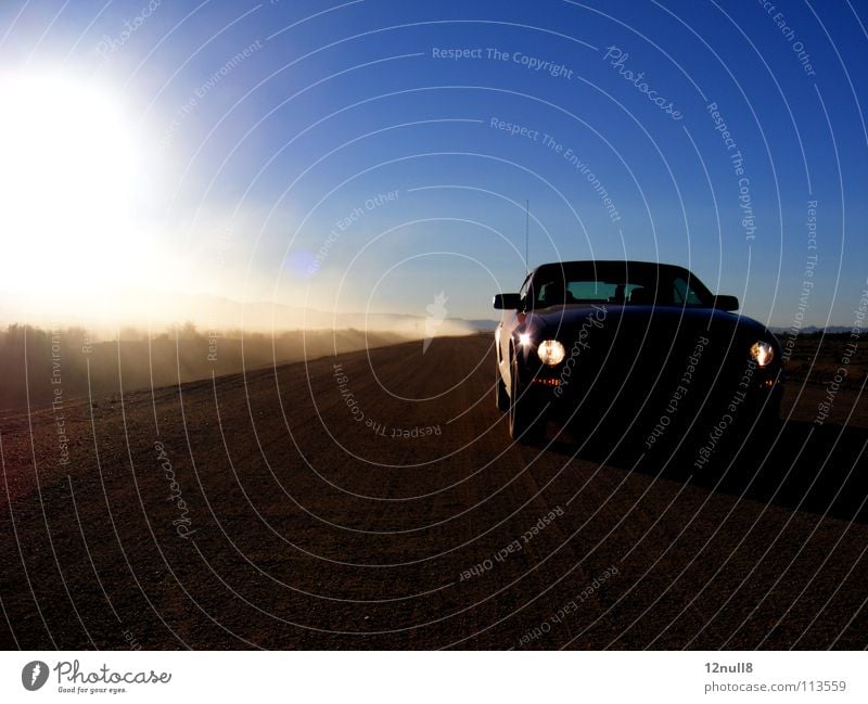 ein staubiger weg Staub Morgen Nevada Einsamkeit Staubwolke Licht Amerika Verkehrswege Freude USA Straße Skipiste Wüste road dustcloud mustang PKW Autobahn