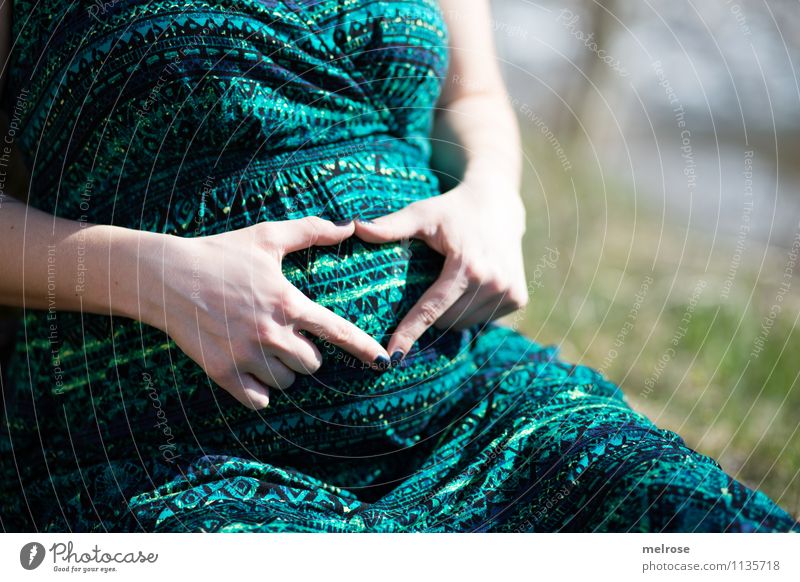 Hab dich lieb Lifestyle Frau Erwachsene Mutter Familie & Verwandtschaft Hand Finger Babybauch Natur Frühling Schönes Wetter Wiese Mode Umstandskleid schwanger