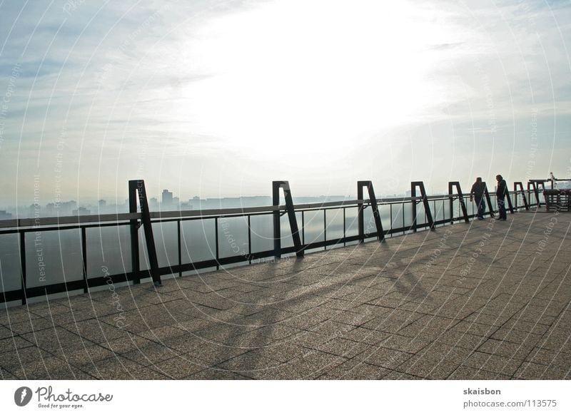 dachterasse: deal Stadt Mittag Mittagssonne Nebel Silhouette Gelände Dach Gegenlicht Herbst Skyline Himmel Paar Sonnenlicht Textfreiraum oben Dachterrasse