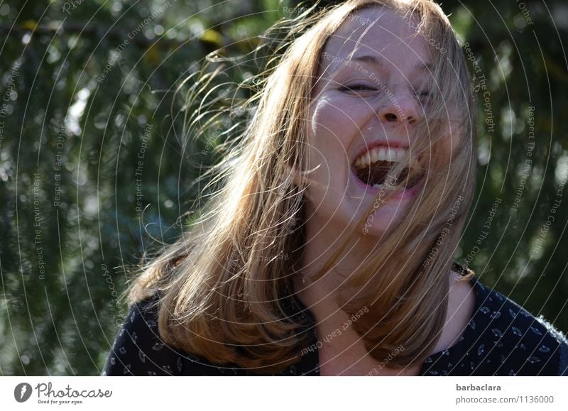 nie wieder | esse ich von diesen Pilzen feminin Junge Frau Jugendliche Erwachsene Natur Wald blond langhaarig lachen Glück verrückt wild Gefühle Stimmung