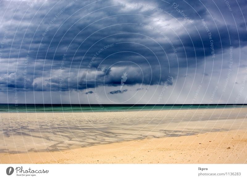 im indischen ozean madagaskar Ferien & Urlaub & Reisen Ausflug Strand Meer Insel Wellen Natur Sand Himmel Wolken Hügel Felsen Küste Stein Linie blau braun gelb