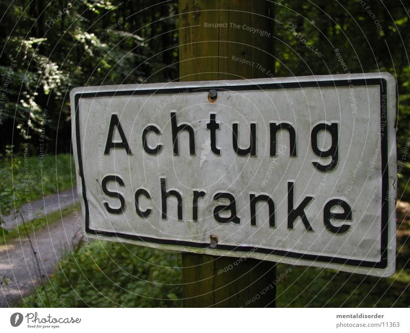 Achtung Schranke Schriftzeichen Buchstaben Am Rand Wald Nagel Gras Durchgang stoppen obskur Respekt Schilder & Markierungen Warnhinweis Hinweisschild