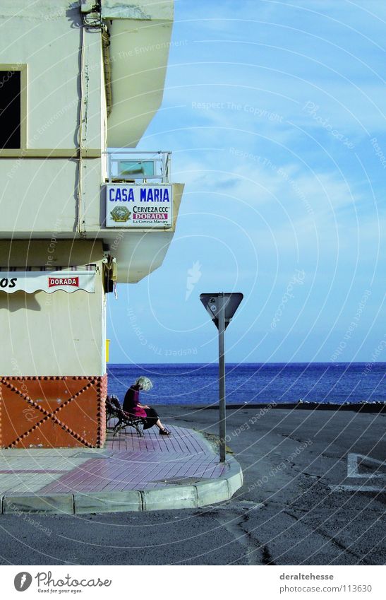 Stiller Moment Meer Ferien & Urlaub & Reisen Erholung Gomera Platz Frau Verkehrswege Kommunizieren Architektur