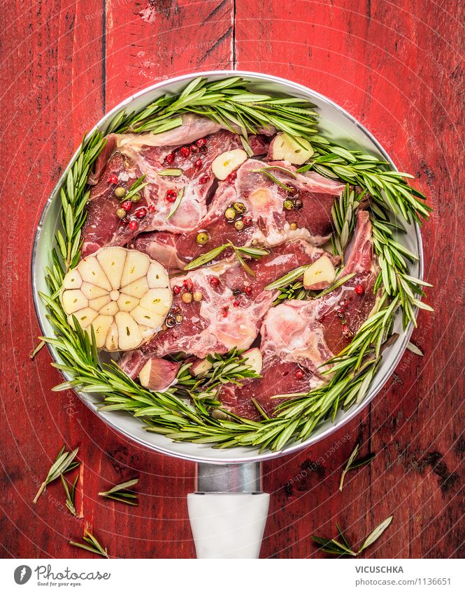 Lamm Elende Koteletts in weißer Pfanne zubereiten Lebensmittel Fleisch Kräuter & Gewürze Öl Ernährung Abendessen Festessen Bioprodukte Diät Geschirr Stil Design