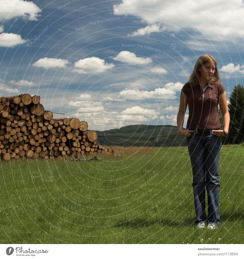 Langeweile... Frau Jugendliche Holz Sommer Wolken Pol- Filter Hessen Dame Hosentasche stehen Quadrat süß Sonnenstrahlen Hügel Bergkette Wiese Gras Himmel Cindy