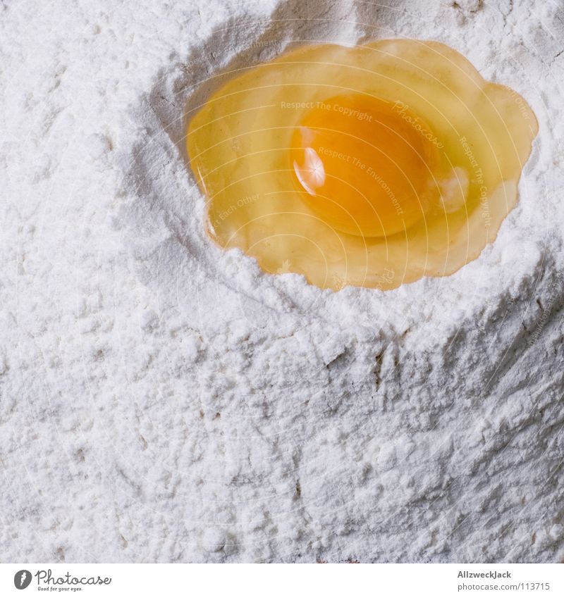 Backvorbereitungen Mehl Eigelb Eiklar aufgeschlagen Haufen mischen Teigwaren Bäckerei Handwerk Backwaren Küche kochen & garen Vorbereitung backen