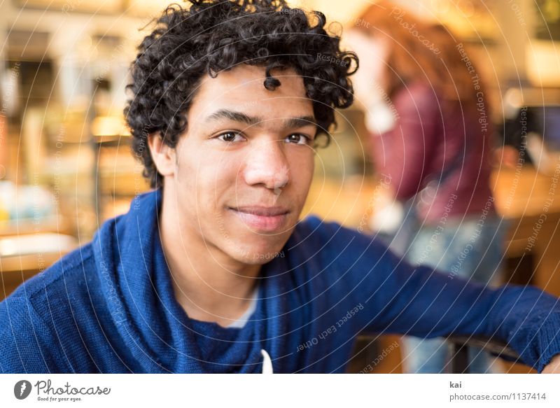 Daniel 1 Mensch maskulin Junger Mann Jugendliche Erwachsene 18-30 Jahre schwarzhaarig Locken authentisch Coolness Glück trendy Zufriedenheit Farbfoto