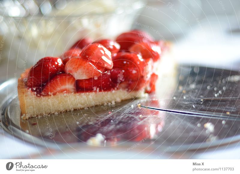 Kleines Stück Lebensmittel Frucht Teigwaren Backwaren Kuchen Ernährung Kaffeetrinken Büffet Brunch Festessen Teller Essen Feste & Feiern Geburtstag lecker süß