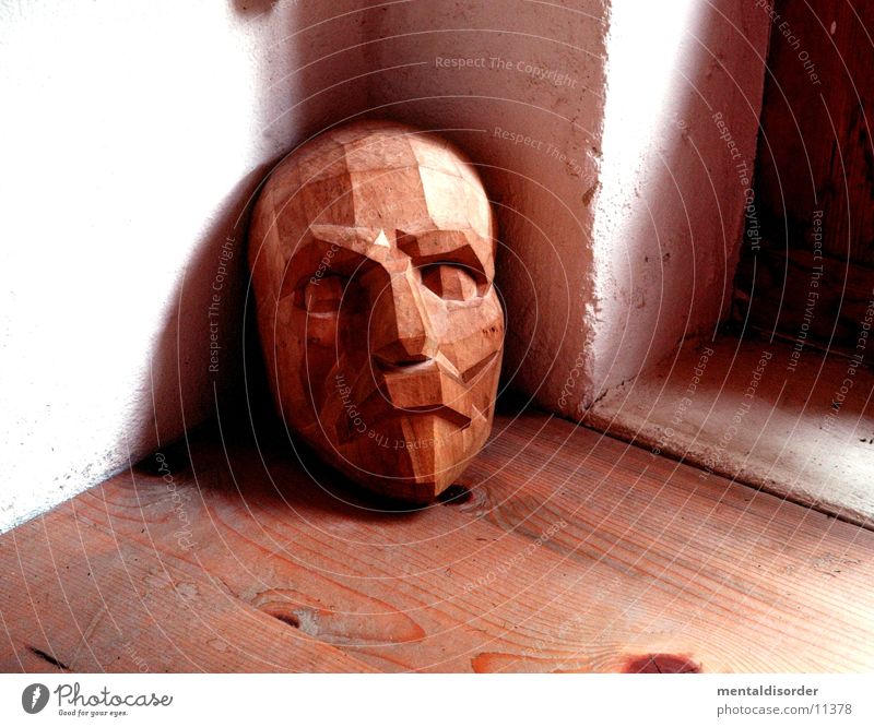 Maske aus Holz braun Fenster weiß Muster obskur Gesicht Ecke Natur Bodenbelag Flur Rahmen Auge Nase Mund Kopf Blick Schatten Maserung