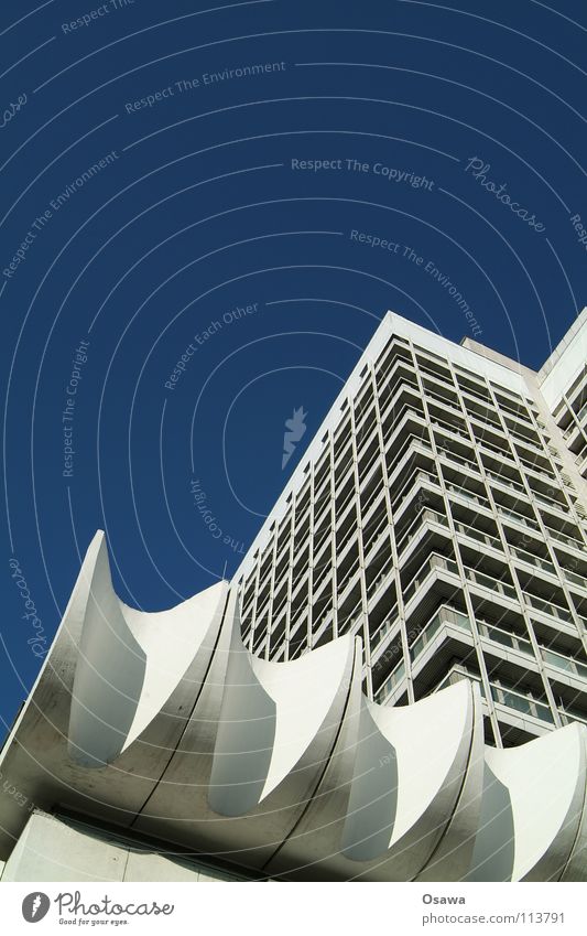 naja II Gebäude Beton Hochhaus Fassade Baggerschaufel Alexanderplatz himmelblau weiß weiß-blau Bürohebäude Haus des Reisens Berlin Himmel Schönes Wetter