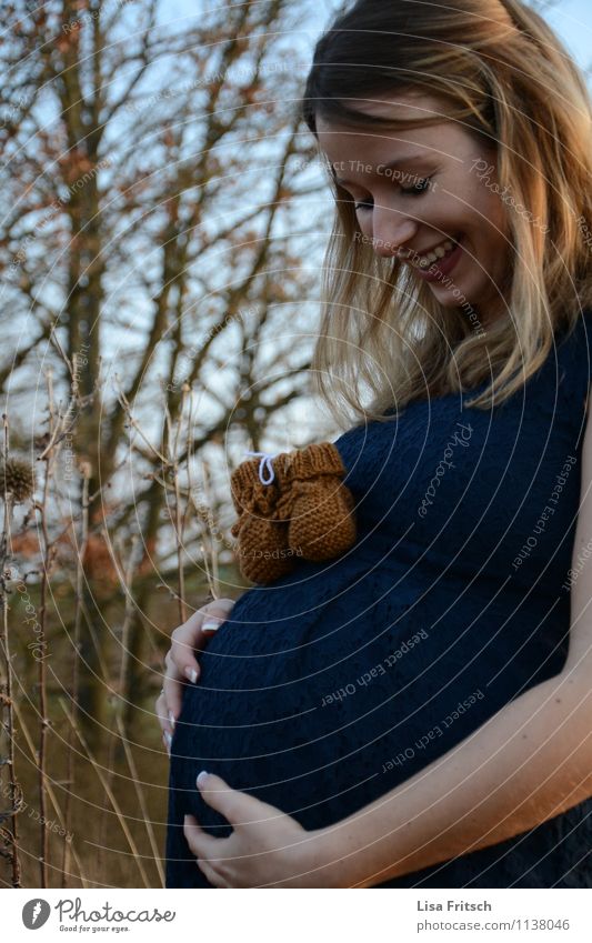 babybauch Babybauch 1 Mensch 18-30 Jahre Jugendliche Erwachsene Kleid blond berühren genießen Lächeln lachen ästhetisch Freundlichkeit Fröhlichkeit Gesundheit