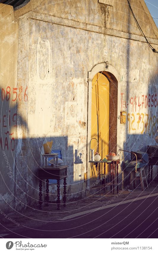 Yellow Door. Dorf Fischerdorf Kleinstadt ästhetisch gelb Tür Tor Flohmarkt Graffiti Wand Straßenrand Farbfoto Gedeckte Farben Außenaufnahme Experiment abstrakt