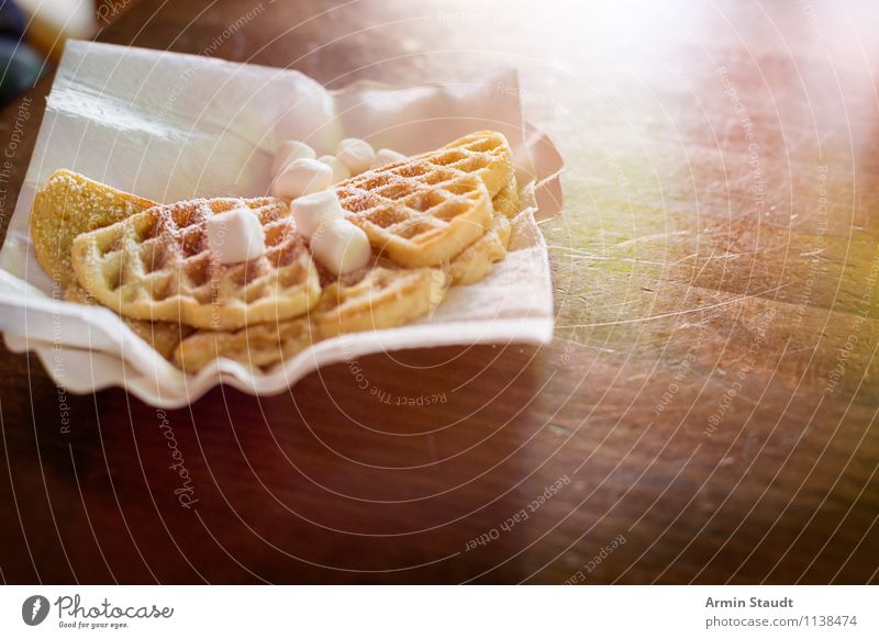 Waffeln mit Marshmallows Lebensmittel Teigwaren Backwaren Dessert Süßwaren Ernährung Kaffeetrinken Fingerfood Lifestyle Stil Design Tischplatte Pappschachtel