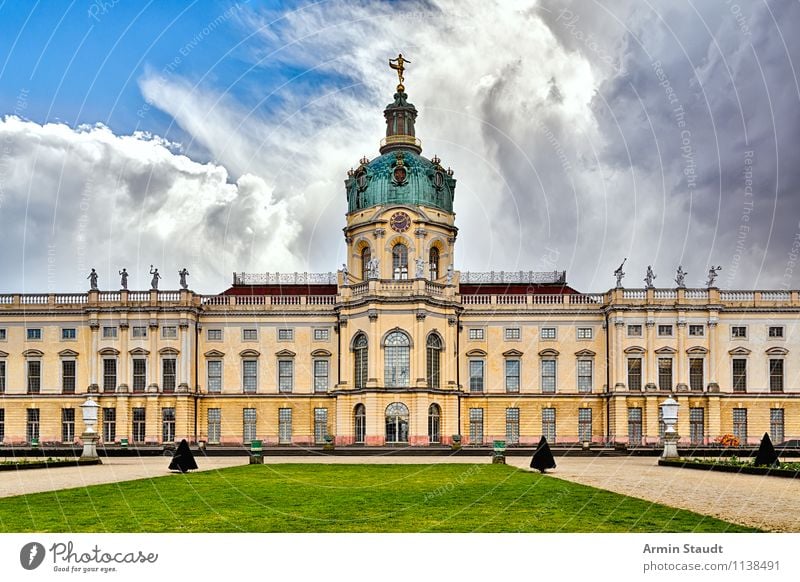 Schloß Charlottenburg Stil Design Architektur Luft Himmel Wolken Frühling Sommer Schönes Wetter Unwetter Wiese Berlin Menschenleer Palast Burg oder Schloss Park