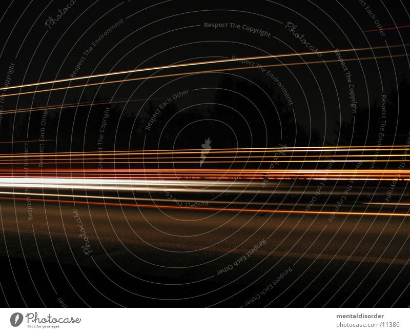 nightshots II Licht Nacht Autobahn Geschwindigkeit fahren Streifen rot gelb weiß Baum Sträucher Fahrbahn Barriere lang Belichtung Bewegung Lastwagen Fahrzeug