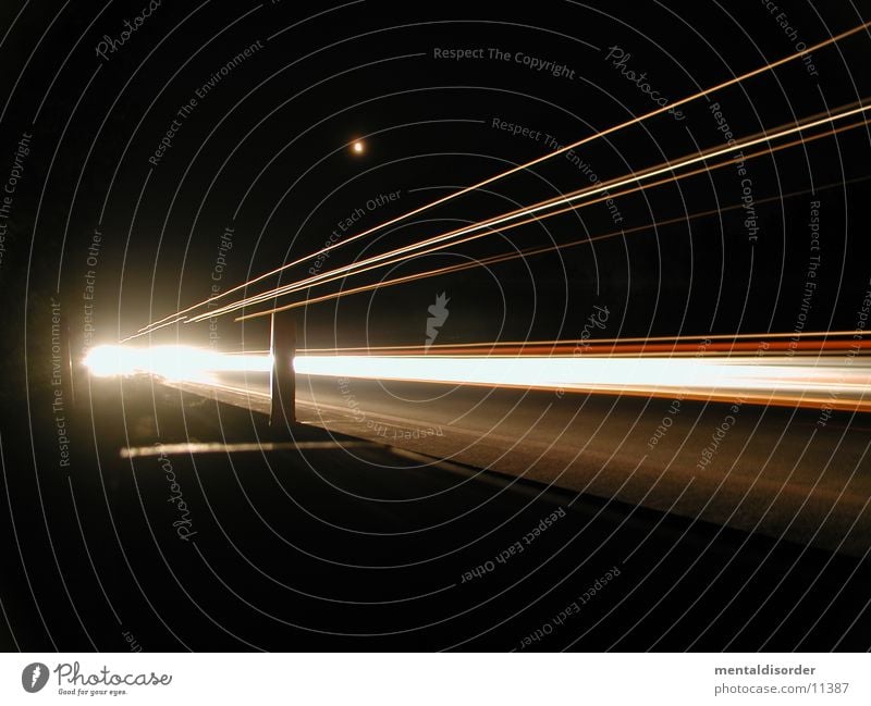 nightshots III Licht Nacht Autobahn Geschwindigkeit fahren Streifen rot gelb weiß Baum Sträucher Fahrbahn Barriere lang Belichtung Bewegung Lastwagen Fahrzeug