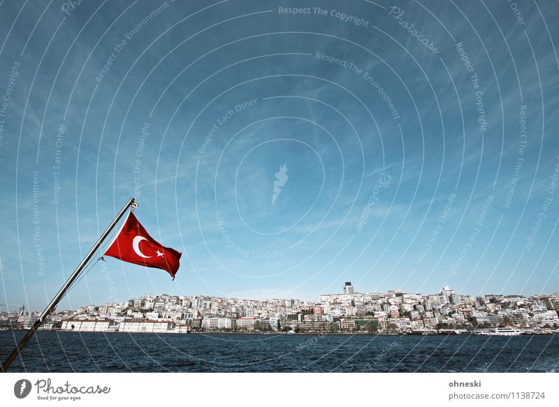 Bosporus Wasser Wolkenloser Himmel Schönes Wetter Küste Meer Marmarameer Istanbul Türkei Stadt Hafenstadt bevölkert Haus Fahne Ferien & Urlaub & Reisen