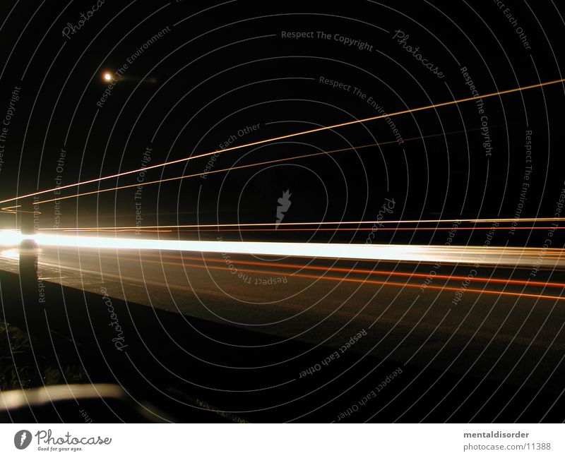 nightshots IV Licht Nacht Autobahn Geschwindigkeit fahren Streifen rot gelb weiß Baum Sträucher Fahrbahn Barriere lang Belichtung Bewegung Lastwagen Fahrzeug