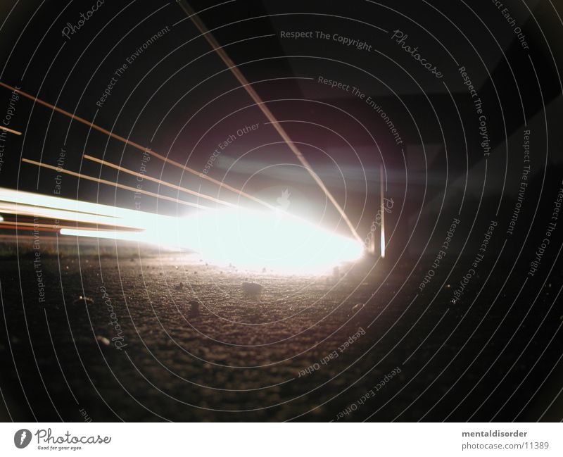 nightshots VI Licht Nacht Autobahn Geschwindigkeit fahren Streifen rot gelb weiß Baum Sträucher Fahrbahn Barriere lang Belichtung Bewegung Lastwagen Fahrzeug