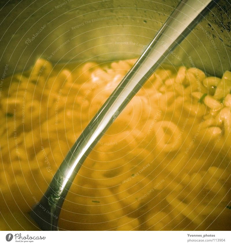 Jetzt gibts was auf die Löffel! Nudelsuppe Buchstabensuppe Suppe Topf Küche kochen & garen Abendessen Mittagessen Mahlzeit lecker Quadrat Student