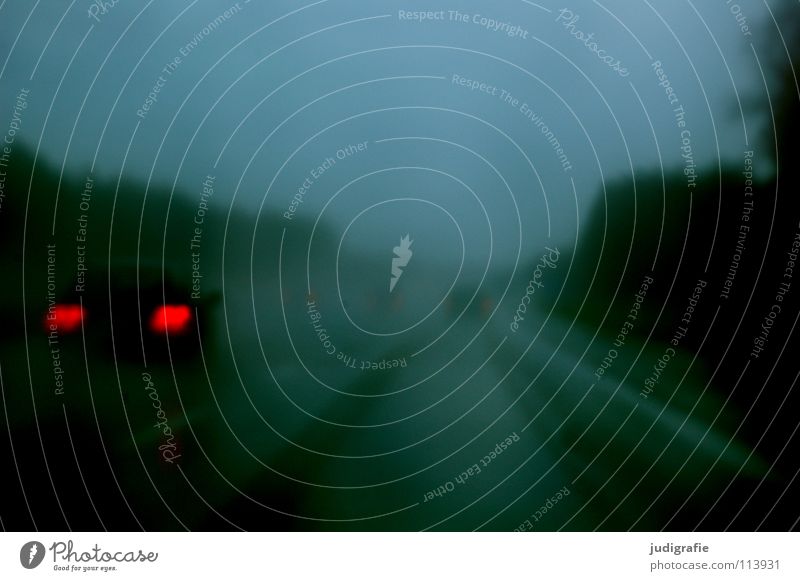 Autobahn Nacht Licht rot Rücklicht Nebel nass dunkel Herbst Winter fahren Verkehr Alptraum Farbe Wetter Straße PKW Abend Unschärfe Ferien & Urlaub & Reisen
