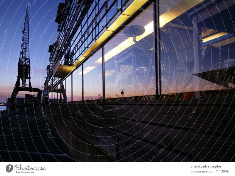 Spiegelung im Hafen ruhig Ausflug Sightseeing Gastronomie Feierabend Hamburg Stadt Fassade Fenster Glas Kitsch Hamburger Hafen Industriefotografie Kran