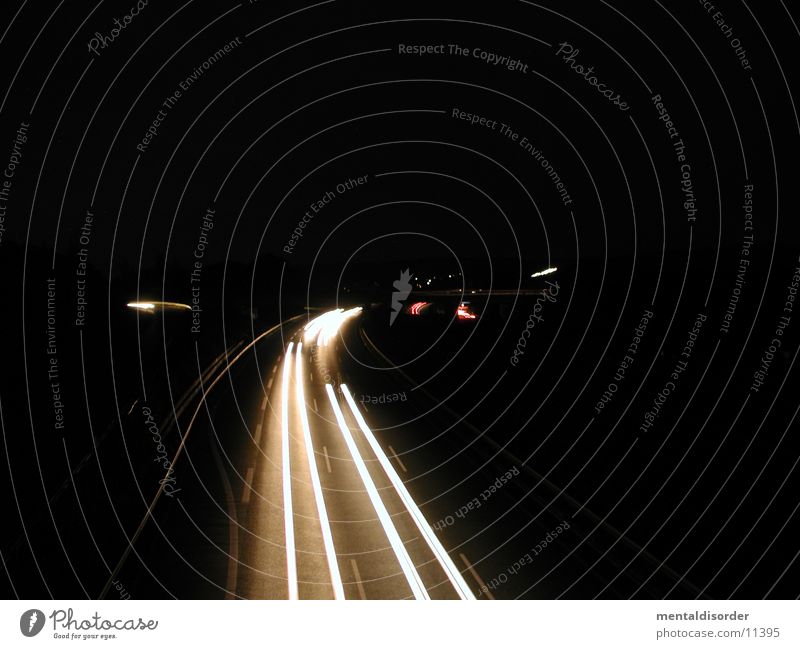 Abfahrt KS-Nord Licht Nacht Autobahn Geschwindigkeit fahren Streifen rot gelb weiß Baum Sträucher Fahrbahn Barriere lang Belichtung Bewegung Lastwagen Fahrzeug