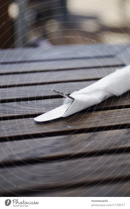 auf arbeit | mise en place Messer Gabel Serviette Tisch Holztisch Esstisch Metall dünn authentisch weich braun weiß praktisch vorbereitet Farbfoto mehrfarbig