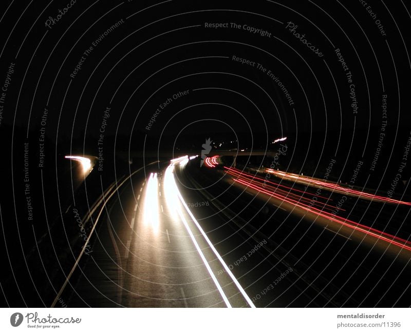 Abfahrt KS-Nord II Licht Nacht Autobahn Geschwindigkeit fahren Streifen rot gelb weiß Baum Sträucher Fahrbahn Barriere lang Belichtung Bewegung Lastwagen PKW