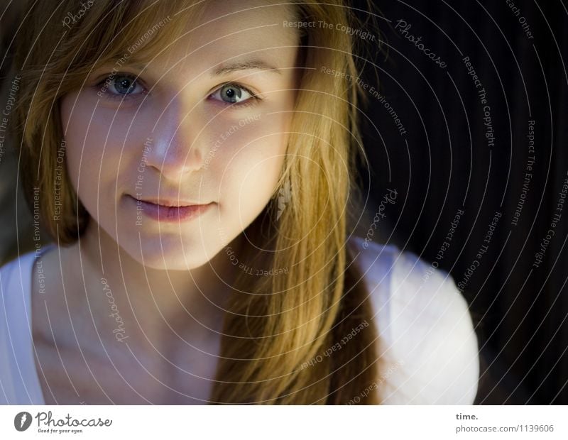 Vici feminin Junge Frau Jugendliche 1 Mensch T-Shirt blond langhaarig beobachten Lächeln Blick schön Zufriedenheit Lebensfreude Vertrauen Wachsamkeit Neugier