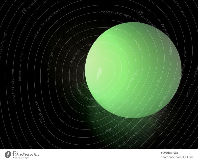 Leuchtkugel in grün Lampe Kugel dunkel hell rund Langeweile Farbe Leuchtrakete Beleuchtung grell Lichtschein mehrfarbig Nacht Kontrast Lichterscheinung