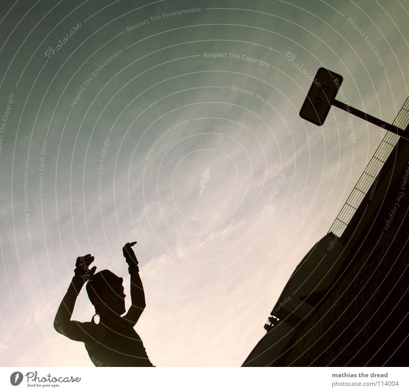 FLIP AROUND! 4 dunkel schwarz Silhouette Oberkörper Mann bedrohlich diagonal Gegenlicht grün Wolken Schleier Freude Straßennamenschild what is he doing?