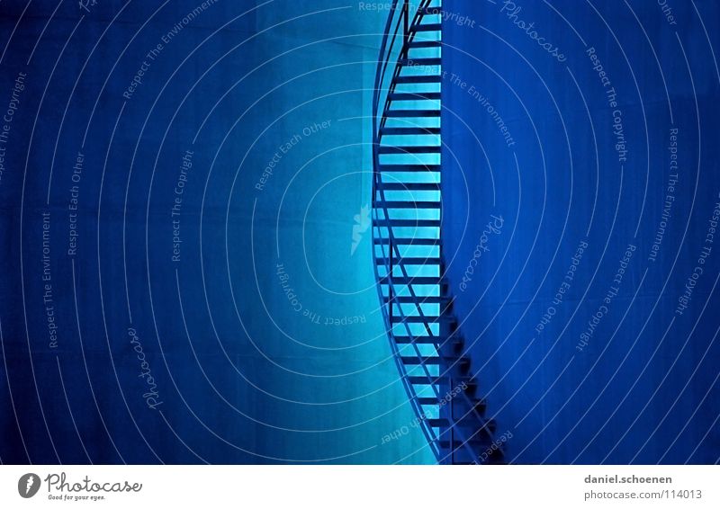 Wendeltreppe in Blau zyan Hintergrundbild Goldener Schnitt abstrakt aufsteigen Erdöl Erdgas Verlauf Farbverlauf graphisch einfach Licht Detailaufnahme Farbe