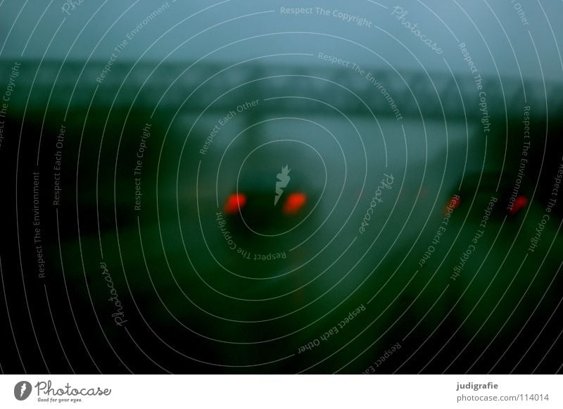 Autobahn Nacht Licht rot Rücklicht Nebel nass dunkel Herbst Winter fahren Verkehr Alptraum Farbe Wetter Straße Brücke PKW Abend Unschärfe