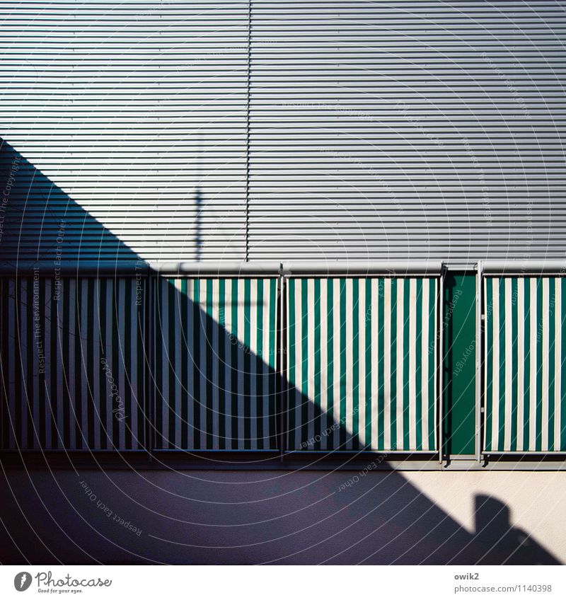 Distanz Luckenwalde Brandenburg Deutschland Fenster Markise Jalousie Sichtschutz eckig Stadt ästhetisch Präzision Schutz geschlossen Schatten diagonal Linie