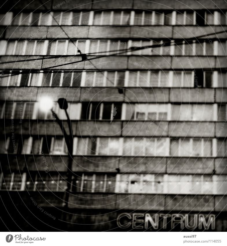 Centrum Stadt Fassade Magdeburg Mitte Oberleitung grau Beton Blühende Landschaften Verkehrswege Schwarzweißfoto Trauer Verzweiflung DDR centrum