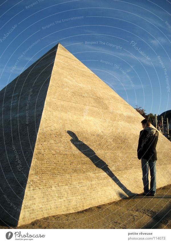 shadow of the past Mann Licht Ägypten Afrika Denken Trauer Einsamkeit Selbsterkenntnis Gedanke Ferne Gefühle Architektur Schatten Pyramide Wüste Sand Spitze