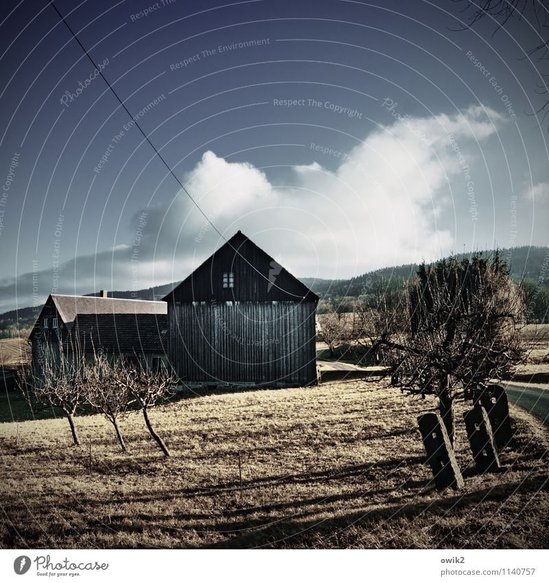 Kleine Farm Umwelt Natur Landschaft Himmel Wolken Horizont Klima Wetter Schönes Wetter Pflanze Baum Gras Berge u. Gebirge Haus Mauer Wand Fassade Fenster Idylle