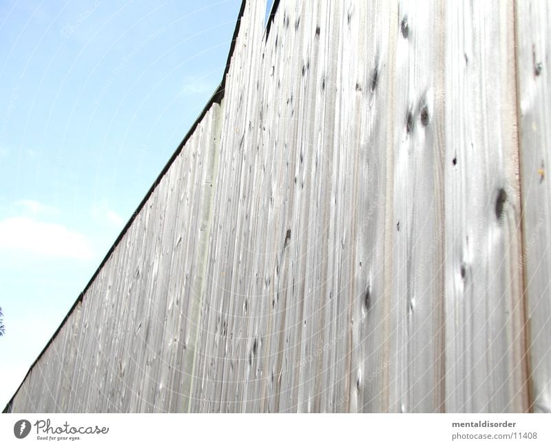 Lärmschutz Mauer Holz Autobahn Wolken Astloch Krach laut ruhig Architektur lärmschutz Himmel Holzbrett bleich hinten