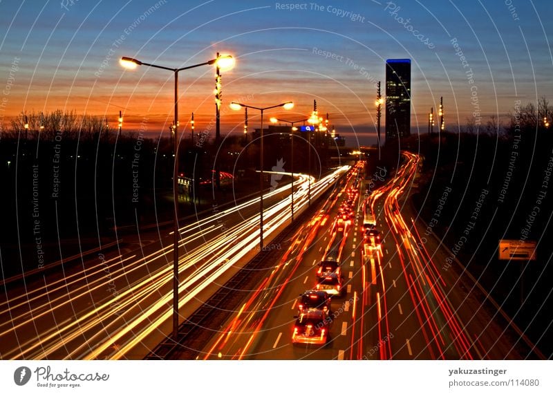 Olympischer Abend Sonnenuntergang Hochhaus Schnellstraße Laterne Verkehrsstau rot Smog Ozon München PKW Strichspuren Zirruswolken orange blau Klima