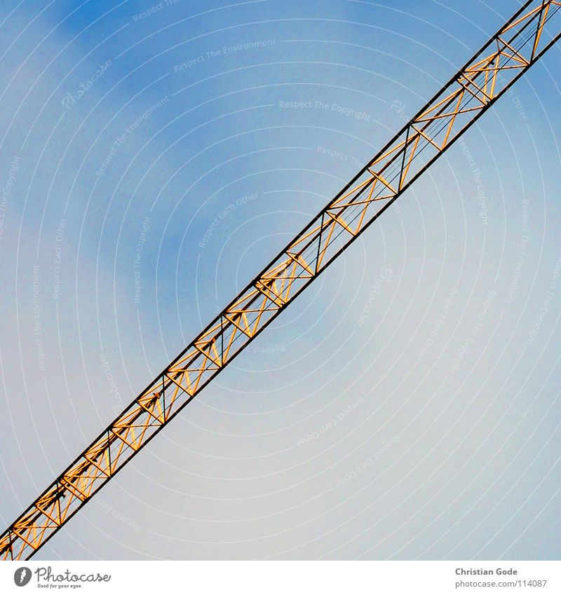 Diagonalkran Kran Baustelle gelb Neubau Einkaufszentrum Bauarbeiter Lastwagen Arbeit & Erwerbstätigkeit Hochhaus Handwerk Wetter Himmel blau bauen hoch