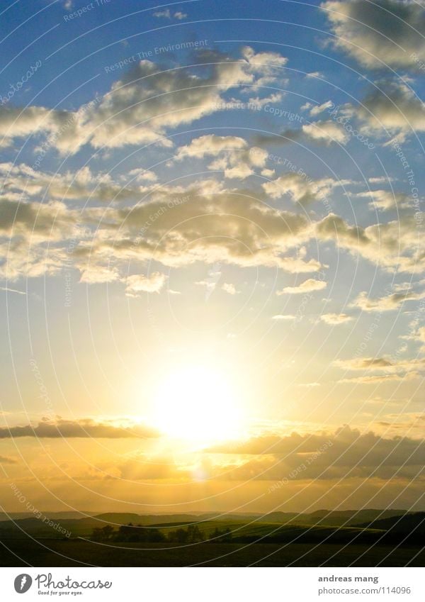 Into the sun Himmel Strahlung Licht Wolken Abenddämmerung Hügel Wald vergangen schön Sonne blau sky sunbeam light hell Landschaft landscape cloud clouds evening