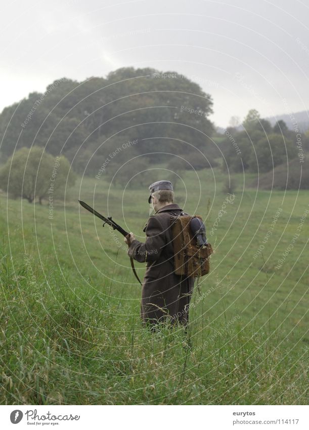 still alive.. Gewehr Uniform Wiese Baum Baseballmütze Mantel Bayonett Wolken grau Krieg Rucksack Wald Mann Armee Soldat kämpfen obskur Weide Natur Kappe War