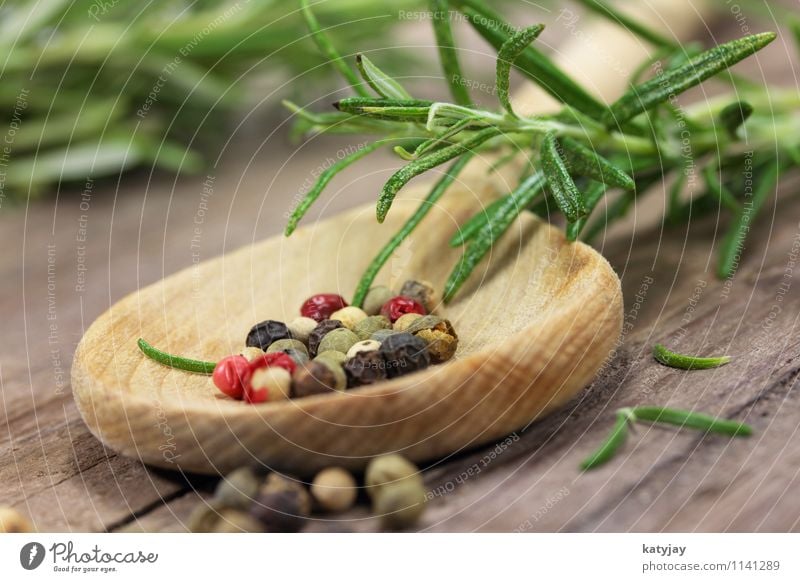 Pfeffer Rosmarin Pfefferkörner Kräuter & Gewürze Löffel Kochlöffel Gesunde Ernährung Speise Essen Foodfotografie Zweig Duft aromatisch Geschmackssinn Zutaten